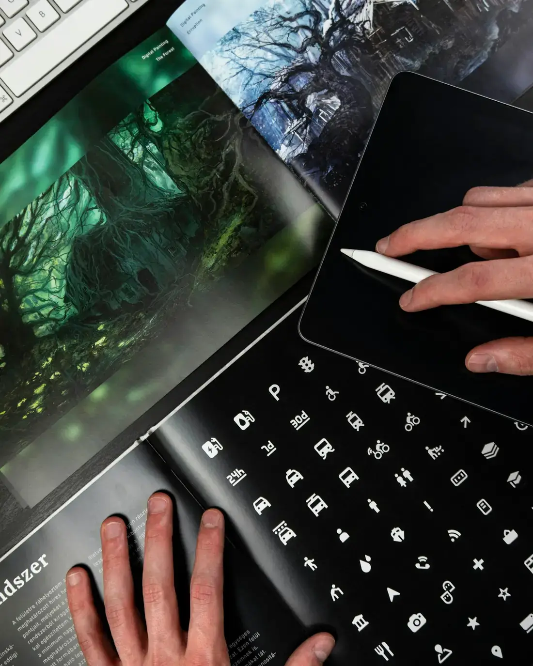 Diseñadora trabajando con lápiz digital en una tableta